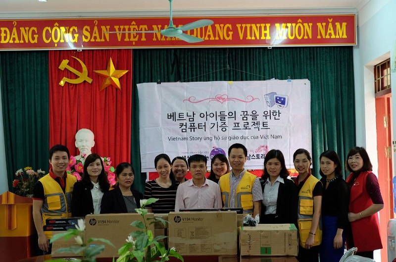 세상에없는여행은 도심과 멀리 떨어져 정보격차 문제를 겪는 베트남 소수민족 마을 초등학교에 컴퓨터를 기증했다.